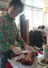 La belle Lili fait la découpe...