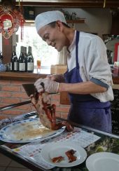Le Chef en découpe en salle...